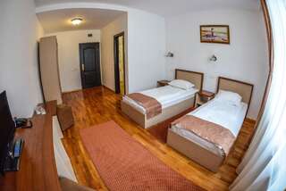 Отель Hotel Posada Рымнику-Вылча Двухместный номер с 1 кроватью или 2 отдельными кроватями-1